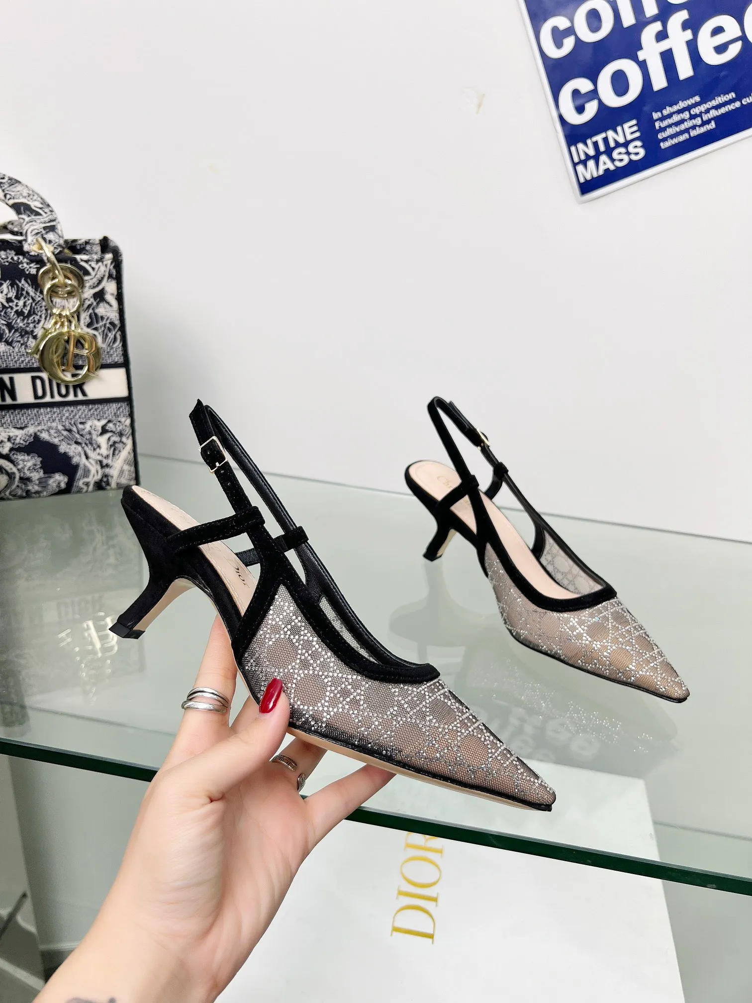 👟👟Ex-factory price 560👟👟Dior 2025 spring and summer catwalk new style bling...bling...crystal shoes Capture one-line high-heeled Mule women's shoes Star same rhinestone square toe cannage pattern cat heel slippers The top high-end version on the market Exclusive sale Material: original custom mesh inlaid with hot Australian rhinestones + water-dyed sheepskin feet + original molded hardware buckles + Italian leather outsole Heel height: 6.5CM/9.5CM size: 33-44 (33.34.40.41.42.43.44 is custom-made and cannot be returned or exchanged)